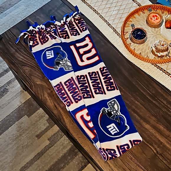 EUC 2 NY Giants and 1 NY Yankees scarves. - Picture 3 of 4